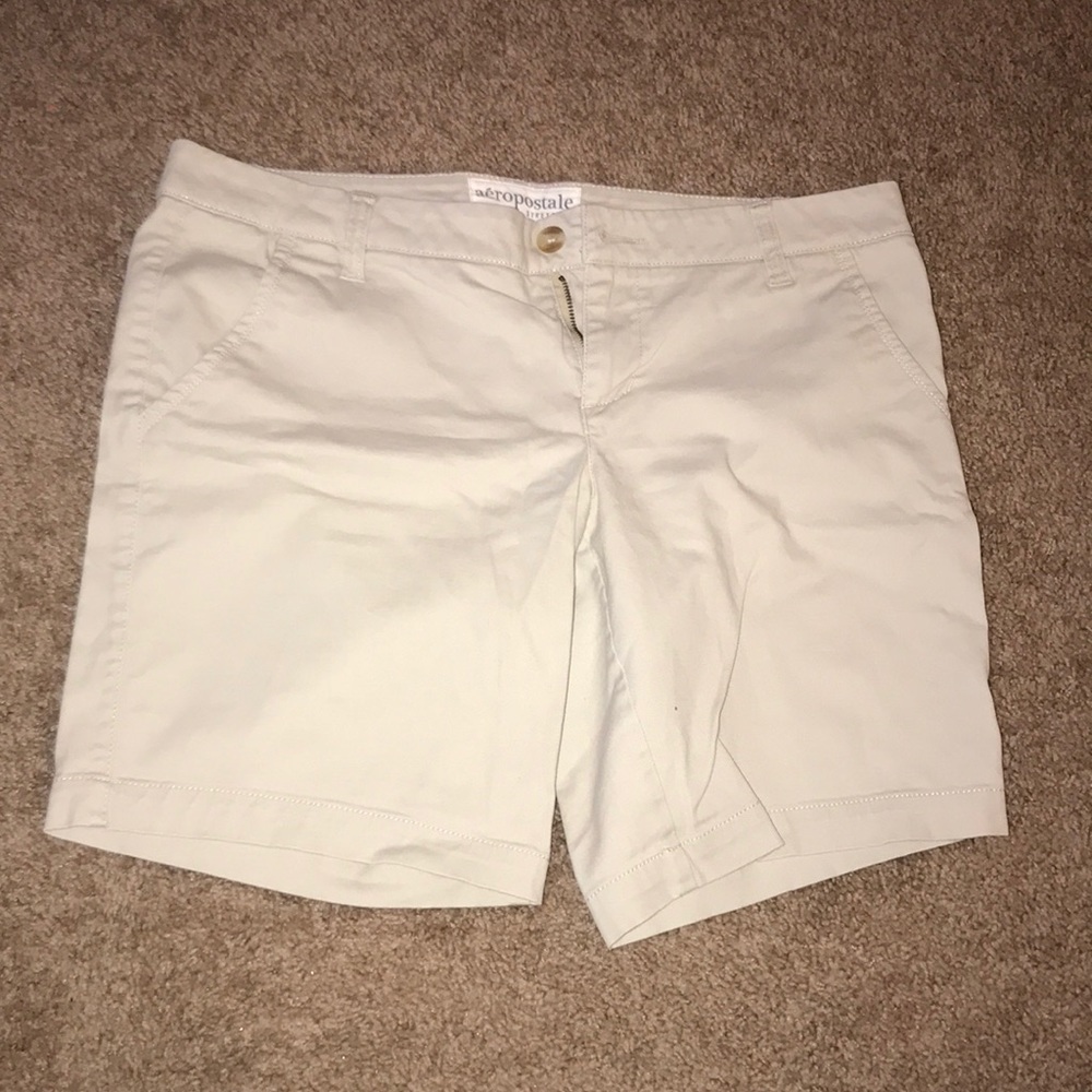 Juniors Aeropostale khaki shorts.